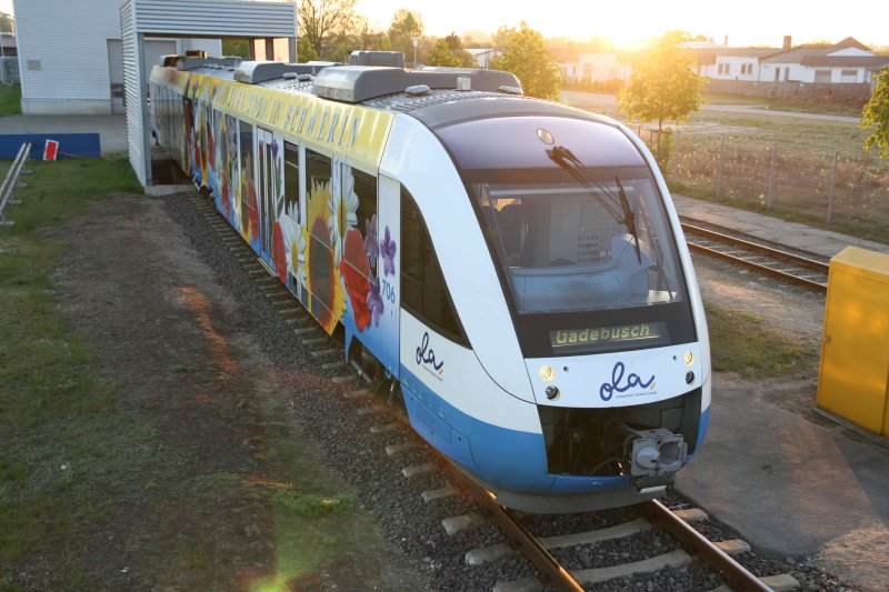 Ein TW der OLA abgestellt in Parchim mit der Bugawerbung f�r die  Landeshaupstadt Schwerin