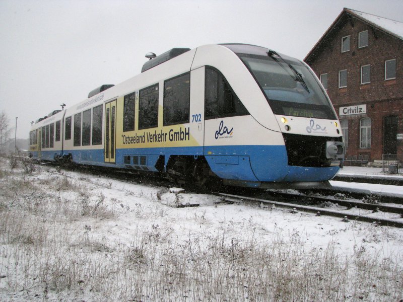 Ein TW der Ostseeland Verkehr GmbH ist in dem Bahnhof Crivitz eingefahren.