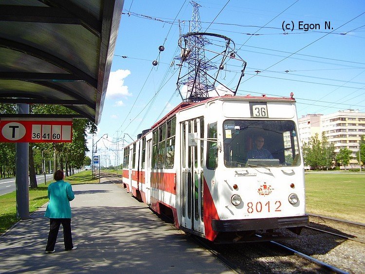 Ein Tw vom Typ LWS-86 der St. Petersburger Straenbahn von  Strelna  kommend fhrt in richtung Stadtmitte. Aufnahme Juni 2006.