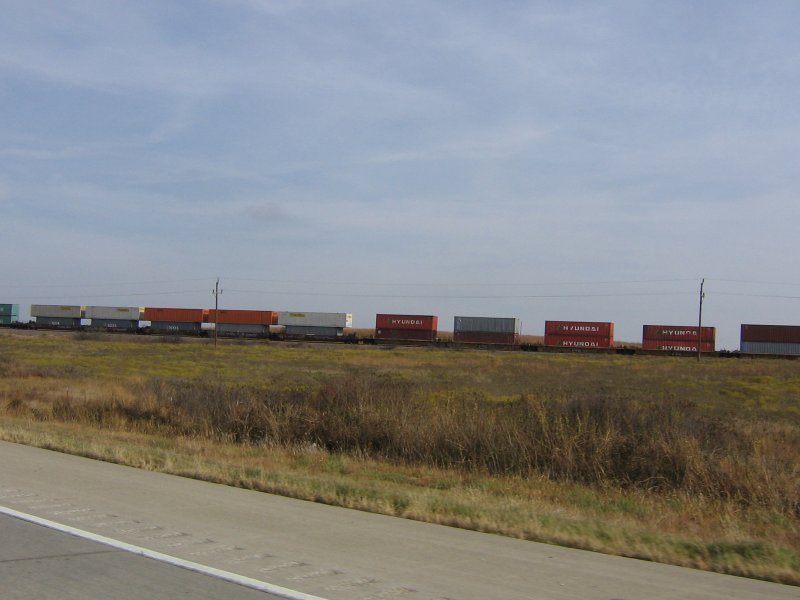 Ein typischer amerikanischer Containerzug ist am 10.11.2007 zwischen Dallas und Amarillo (Texas) unterwegs.
