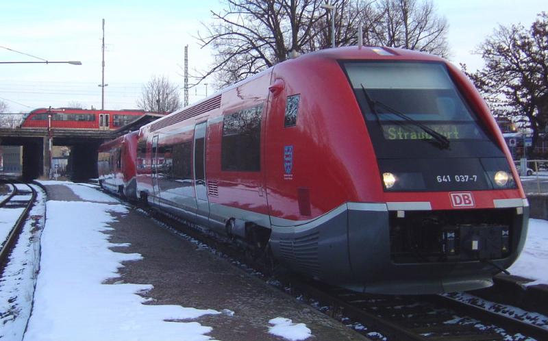 Ein Typisches Bild aus Smmerda:
auf der Unteren Strecke stehen 641 037-7 und 641 021-1 als RB nach Straufurt abfahrtbereit, wrend auf der oberen Strecke der RE nach Magdeburg (Doppeltraktion VT642) den Bahnhof Smmerda verlsst. Aufgenommen am Abend des 02.03.2005