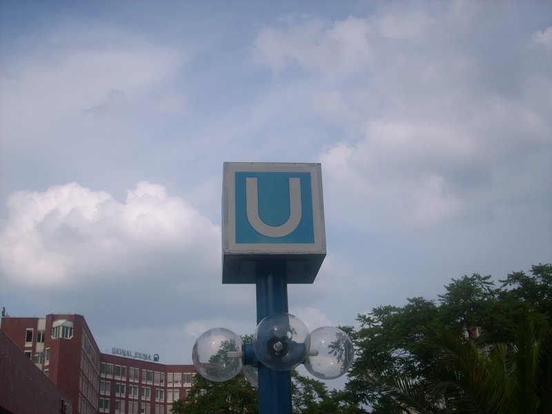 Ein U-Bahn Piktogramm an der Unterirdischen Straenbahnstation LU-Rathaus