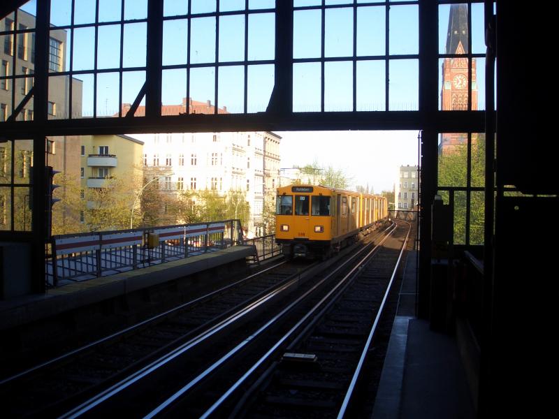 Ein U-Bahn Zug mit der Nummer 598 bei der einfahrt in den Bahnof Blowstr. Aufgenommen am 19.4.2005