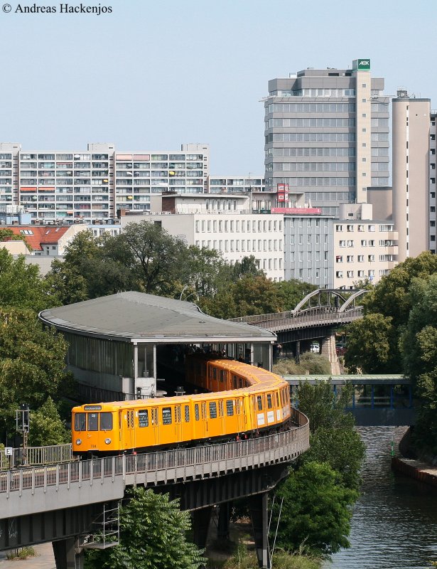 Ein U-Bahntriebwagen der Linie U1 auf der M�ckernbr�cke 2.8.09