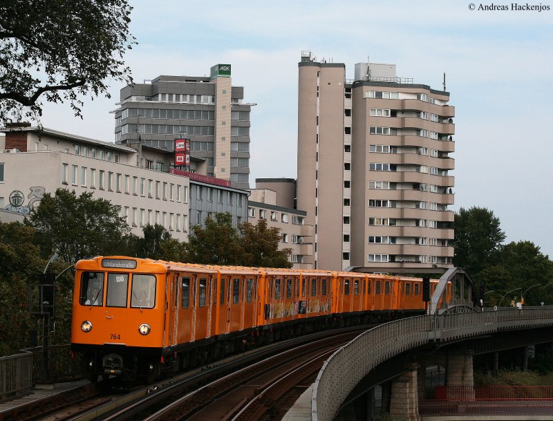 Ein U-Bahntriebwagen der Linie U1 auf der M�ckernbr�cke 2.8.09