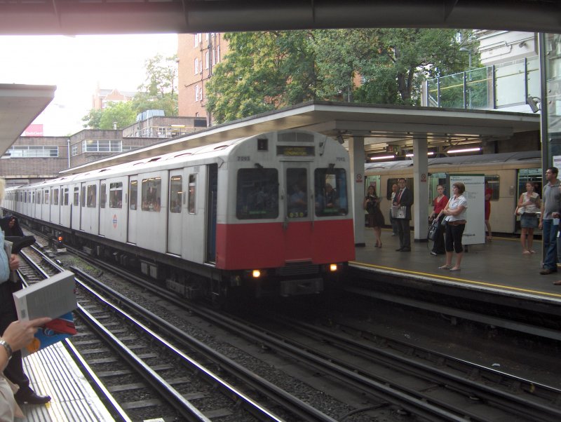 Ein U-Bahnzug der District Line fhrt in die Station West Brompton ein. 26.7.06