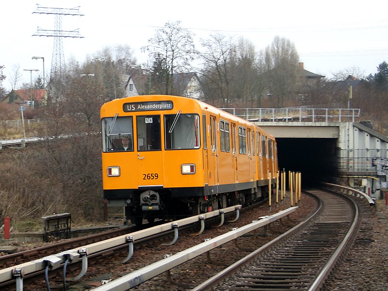Ein U-Bahnzug vom Typ F79 aus Hnow verlsst den 1,1 Km langen Tunnel bei Kaulsdorf und fhrt in den S+U-Bahnhof Wuhletal ein.
(16.12.2007)