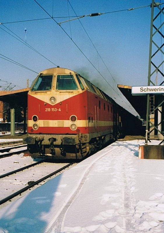 Ein U-Boot in Schwerin, wo am 9. Februar 1996 reichlich Schnee lang und meine aufkeimende Erkltung dank klirrender Klte rasch erfror.
(Gescanntes Foto) 