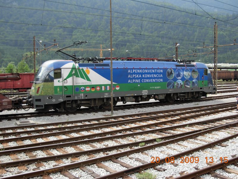 Ein beraus erfolgreicher Eisenbahnausflug nach Slowenien: beide Sonderloks der Baureihe 541 konnten abgefangen werden. Zunchst 541 001-8 ( Alpska konvencija ), abfahrbereit vor einem Gterzug auf dem Bahnhof Jesenice (20.8.2009).