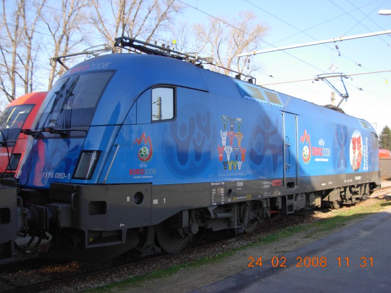 Ein beraus erfolgreicher Tag auf dem Bahnhof Hohenau an der March. Gleich zwei BB-Sonderloks auf einen Streich. Zunchst die UEFA-Lok 1116 080 (24.2.2008).