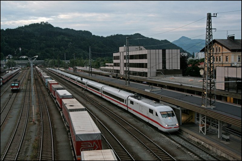 Ein unbekannter 401er erreicht als ICE 109 auf seiner langen Reise, von Berlin-Ostbahnhof nach Innsbruck Hbf, den Bahnhof Kufstein. (09.07.2008)