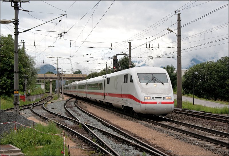 Ein unbekannter 401er (mit Internetzugang) durchfhrt auf der Langen Reise von Innsbruck Hbf nach Berlin Ostbahnhof als ICE 108 das Inntal. Hier bei der Durchfahrt in Kundl abgelichtet. (04.07.2008)

