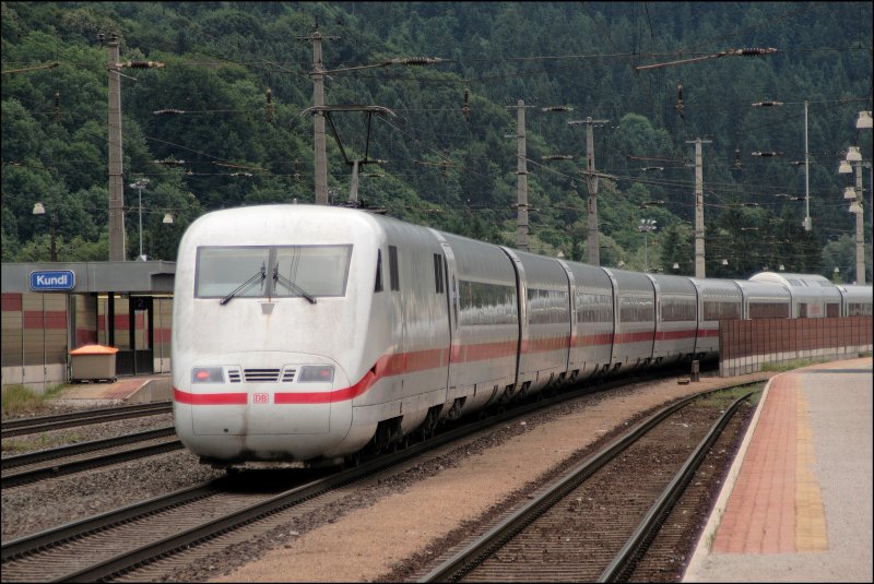 Ein unbekannter 401er (mit Internetzugang) durchfhrt auf der Langen Reise von Innsbruck Hbf nach Berlin Ostbahnhof als ICE 108 das Inntal. Hier bei der Durchfahrt in Kundl abgelichtet. (04.07.2008)
