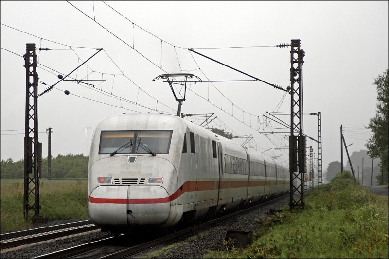 Ein unbekannter 402er eilt als ICE 547  von Kln/Bonn Flughafen komment mit 160 Km/h in Richtung Hamm(Westf). (11.06.2009)