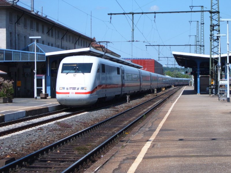 Ein unbekannter 402er-Triebzug mit einem 401er-Bord-Restaurant...Ebenfalls ein Umleitungszug ber die Remsbahn Richtung Stuttgart. Foto: Aalen, 19.05.07.