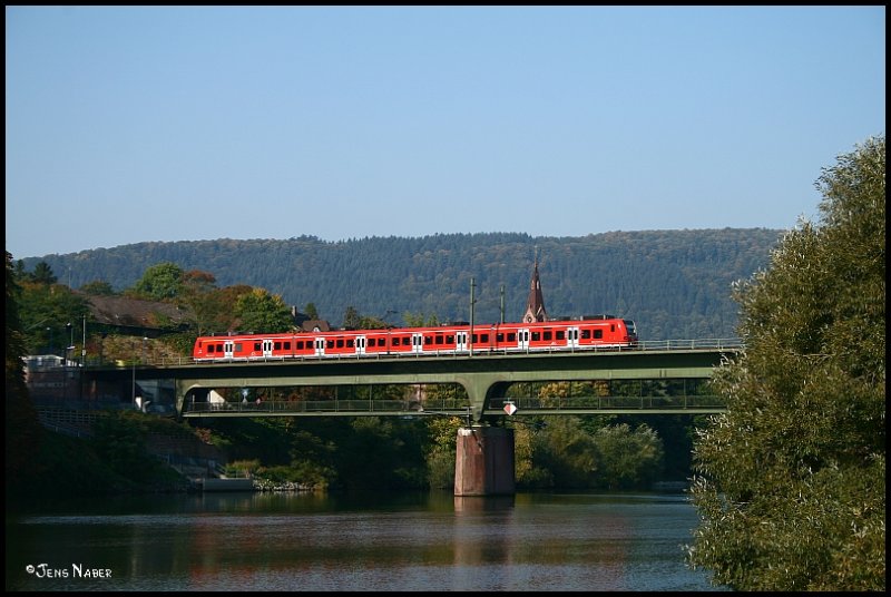 Ein unbekannter 425 berquert am sonnigen 27. September 2008 als S1 (Osterburken - Homburg) bei Neckargemnd Altstadt den Neckar.