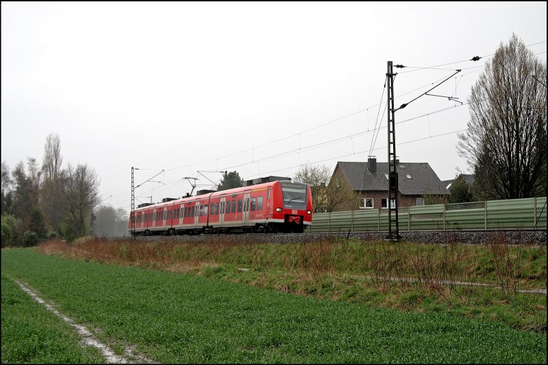 Ein unbekannter 425er legt sich bei Haltern am See als RB42 (RB 20229)  Haard-BAHN , nach M�nster(Westf)Hbf, in die Kurve. (05.04.2008)
