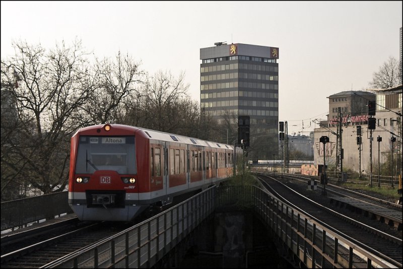 Ein unbekannter 474er und 474 (4525) erreichen als S31 nach Altona den Bahnhof Dammtor. (11.04.2009)