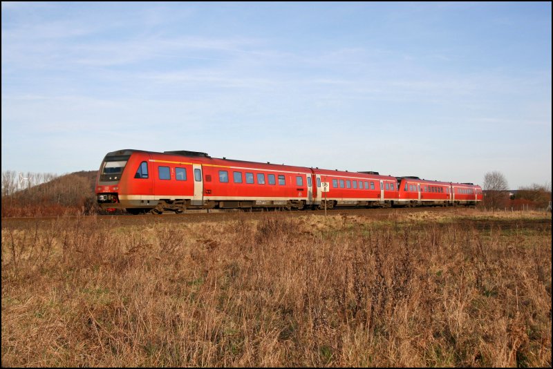 Ein unbekannter 612er und 612 043/543 fahren als RE17 (RE 29521)  Sauerland-Express  von Hagen nach Willingen. (28.12.07)