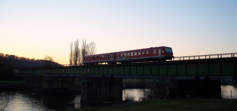 Ein unbekannter 628 berquert am frhen Abend des 09.02.08 die Neckarbrcke bei Bad Friedrichshall und hat somit seine 1 1/2 stndige Reise als RB nach Heidelberg gerade begonnen. Nchster Halt des Zuges ist Bad Wimpfen.