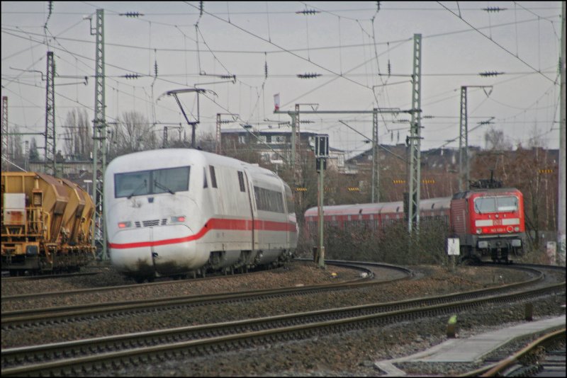 Ein unbekannter Berliner (ICE2) fhrt als ICE 849, von Dsseldorf nach Berlin-Ostbahnhof, und berholt beim Haltepunkt Bochum-Ehrenfeld die 143 602 mit ihrer S1 nach Dortmund. (05.01.2008)
