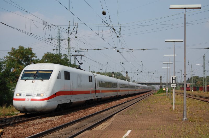 Ein unbekannter ICE 1 durchfhrt am 27.08.07 den Bahnhof Graben-Neudorf mit Fahrtrichtung Karlsruhe.