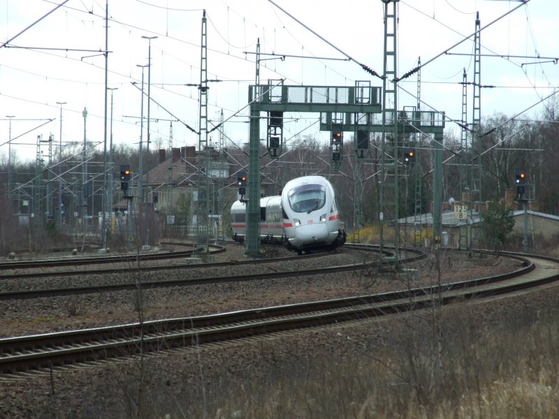 Ein unbekannter ICE 3. Generation legt sich am 11.3.08 in die Kurve gen Berlin/Hamburg, hier gesehen kurz hinter dem Hp Muldenstein.