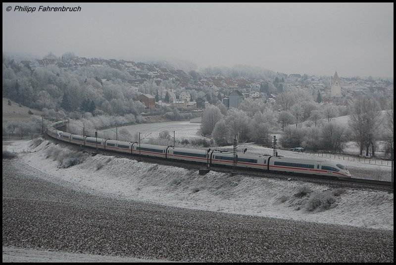 Ein unbekannter ICE 3-Triebzug fuhr am 27.12.07 ber die Filsbahn (KBS 750) in Richtung Stuttgart, aufgenommen bei Urspring.