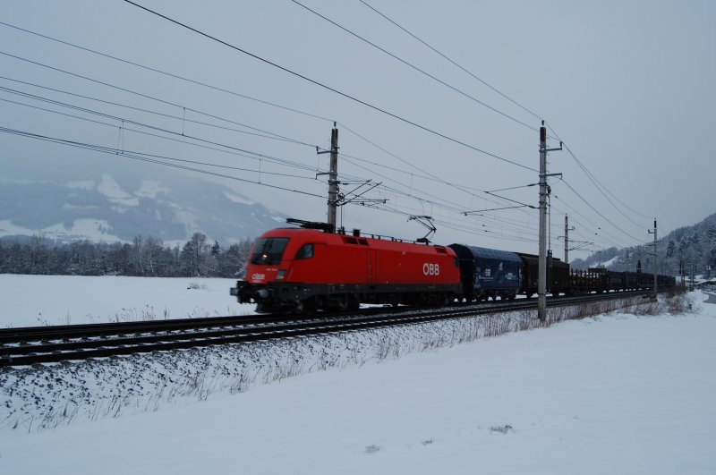 Ein unbekannter Taurus fhrt mit einem gemischten Gterzug bei Terfens Wrgl entgegen. 13.2.2009