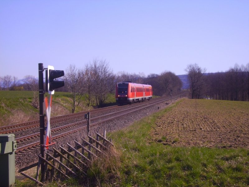 Ein unbekannter Triebwagen der Baureihe 612 hat soeben Salzgitter-Ringelheim verlassen und berquert in Krze den B Sderhof. Das Fahrtziel ist Hannover Hbf, nchster Halt ist Baddeckenstedt.
(04.04.2007)