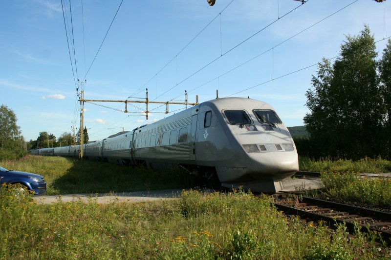 Ein unbekannter X 2000 nach stersund kurz vor dem Bahnhof Torpshammar.
Hier hlt der Zug nur wenn er auf der eingleisigen Strecke auf den Gegenzug wartet. Torpshammar, den 26.7.2008.