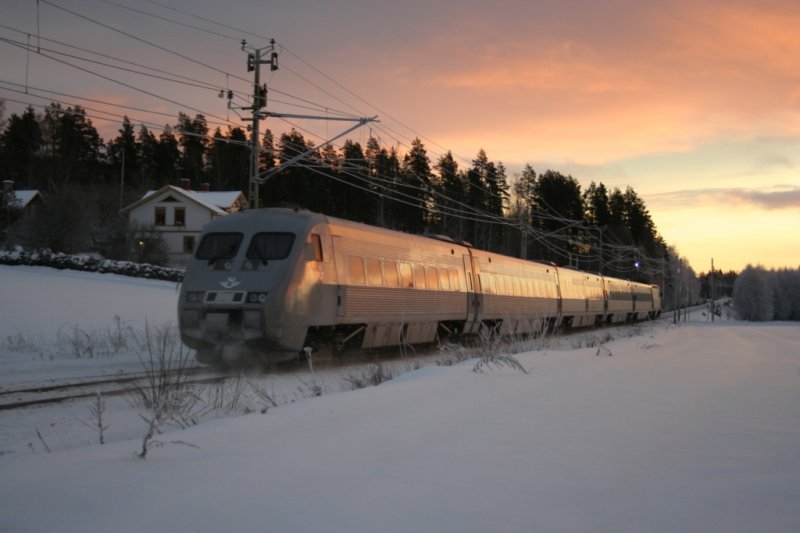 Ein unbekannter X2000 Triebzug auf dem Weg nach Stockholm am Morgen des 31.12.2008 in Torpshammar.