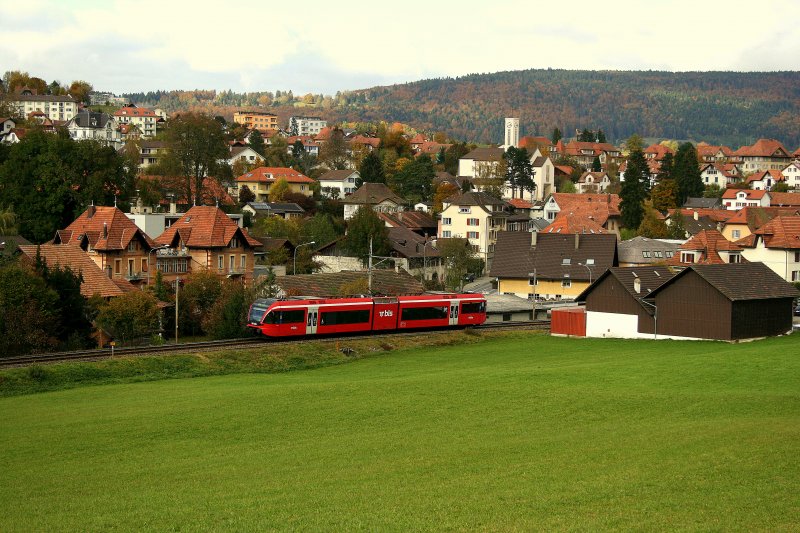 Ein unbestimmter RM-GTW RABe 526 als R5246 (Sonceboz - Solothurn) am 26.10.2009 bei Tavannes.