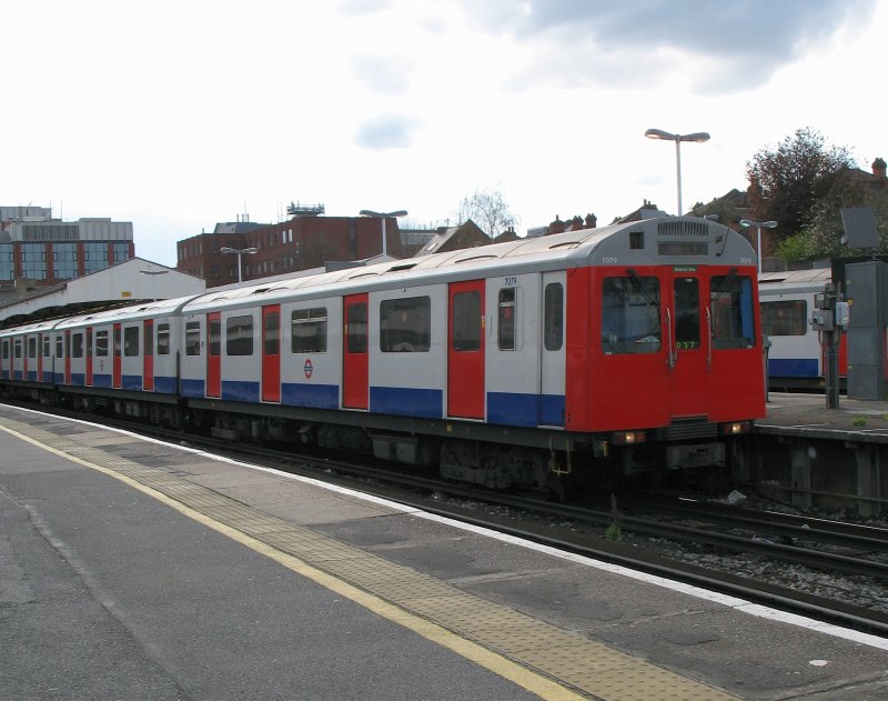 Ein Underground Zug der District-Line wartet in Wimbledon auf die Abfahrt.
(14.04.2008)