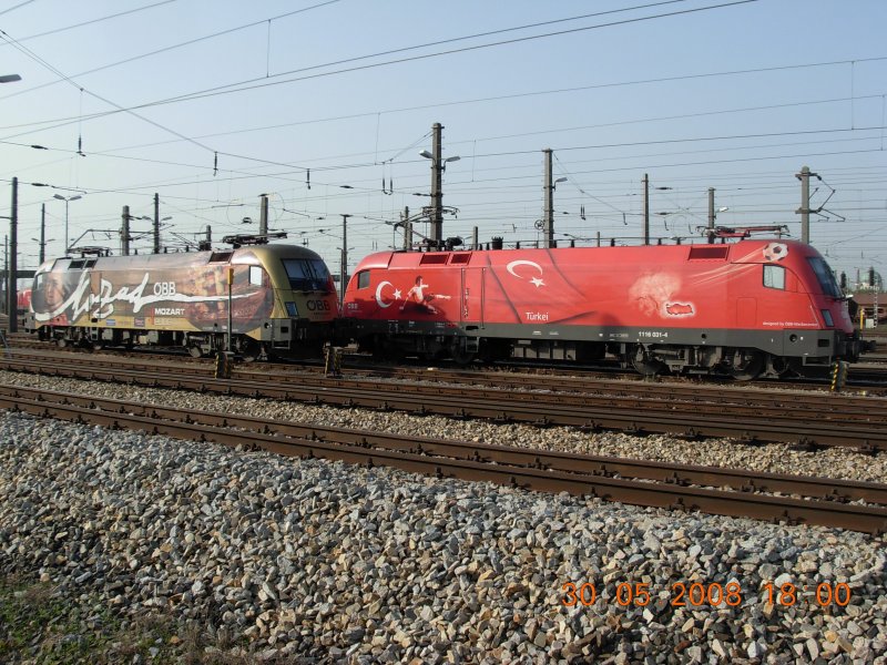 Ein ungew�hnliches und absolut erfreuliches Zusammentreffen: die Mozart-Lok hat genau neben dem T�rken-Taurus Stellung bezogen (30.5.2008).