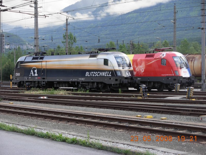 Ein ungew�hnliches Taurus-Duo, bestehend aus der rum�nischen EM-Lok (1116 056-1, rechts) und der A1-Werbelok 1116 280-7, war am Nachmittag des 23.5.2008 auf dem Gro�verschiebebahnhof Villach S�d bei F�rnitz zu bestaunen.