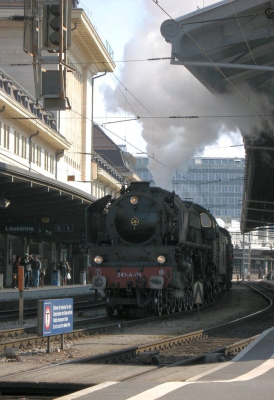 Ein ungewohnter Anblick: Es raucht und zischt im Gare de Lausanne.Die 241-A-65 ist Europa's grsste handbefeuerte Dampflokomotive.
(8. Mrz 2008)
