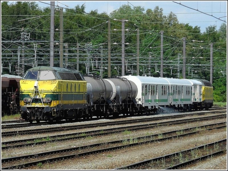 Ein Unkrautvernichtungszug in Aktion. Die Dieselloks 6218 und 6328 fhren diese nicht unntige Arbeit im Bahnhof von Mons/Bergen am 22.05.09 aus. (Jeanny)