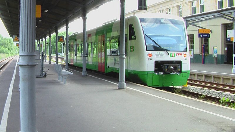 Ein Unterfranken RegioShuttle der Erfurter Bahn steht in Bad Kissingen auf Gleis 2. Ziel ist Schweinfurt, vorher wird in Ebenhausen an den Zug aus Meinigen angekuppelt.