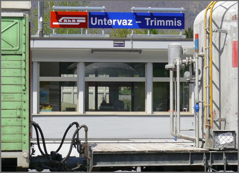 Ein Utensil, das auf keinem Schweizer Bahnhof fehlen darf, ist das Schild mit der Schwellenhhe ber Meer, wie hier in Untervaz-Trimmis, das mit 539.89m doch beruhigend hoch ber dem Meeresspiegel liegt. (26.04.2008)