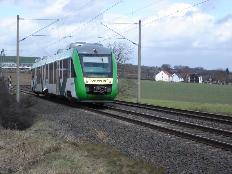 Ein Vectus-zug mit dem Resieziel  Wiesbaden Hbf  hat soeben den Bahnhof Bad Camberg verlassen. Das Bild wurde aufgenommen am 28.April 2006.