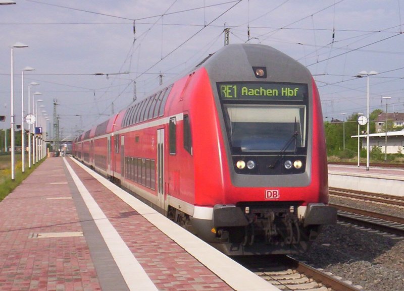 Ein Verband des RE1 fhrt im Bahnhof Dren ein. An der spitze ein 763.6 Steuerwagen, geschoben von der 146 023-7. Sommer 2005
