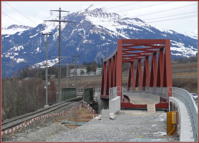 Ein Vergleich der alten und neuen Brcke ber die SBB-Doppelspur beim Bahnhof Untervaz-Trimmis. Nach unbesttigten Berichten kann die neue Brcke mit 80km/h, statt deren 40km/h auf der Alten, befahren werden (18.01.2009)