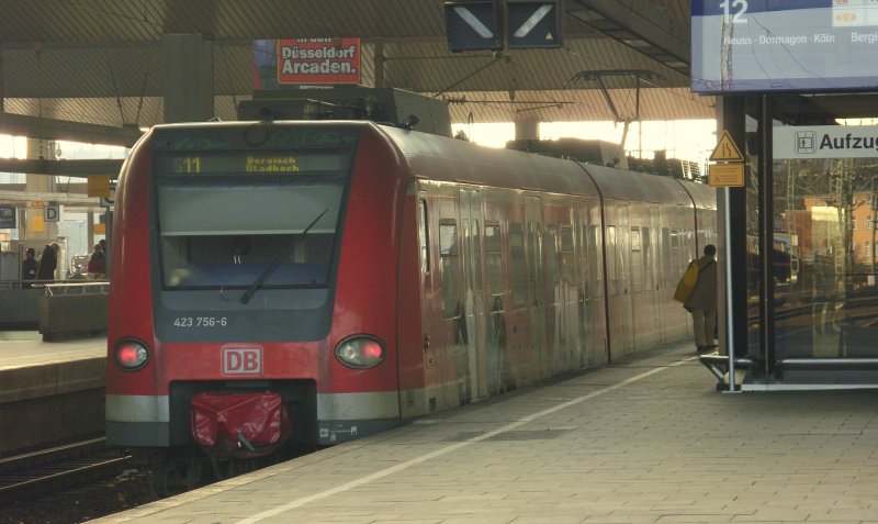 Ein versauter K�lner 423 er als S11 nach Bergisch Gladbach in D�sseldorf Hbf.