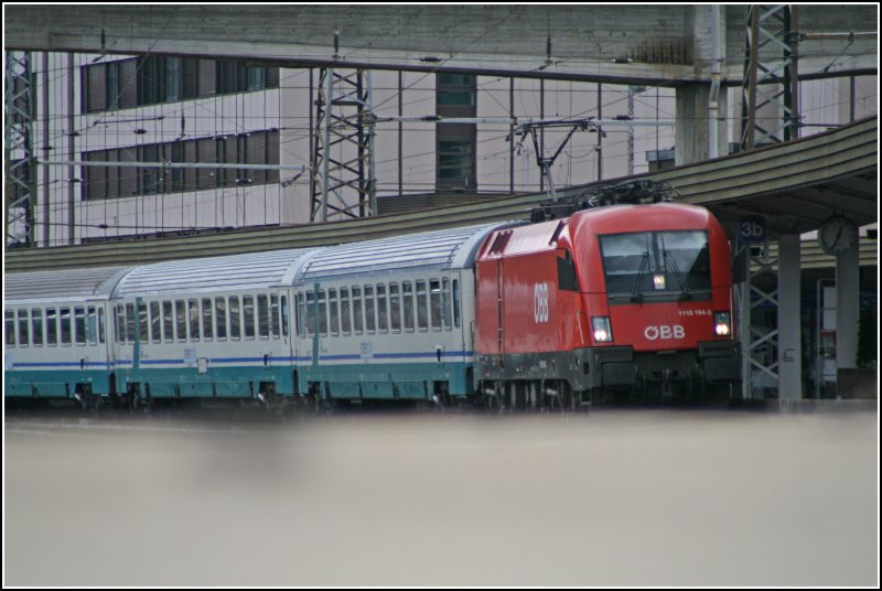 Ein versuch einer Bodenaufnahme: 1116 164 rollt mit dem EC 87  TIEPOLO , von Mnchen nach Venezia Santa Lucia, in den Bahnhof Kufstein ein. (30.06.07)