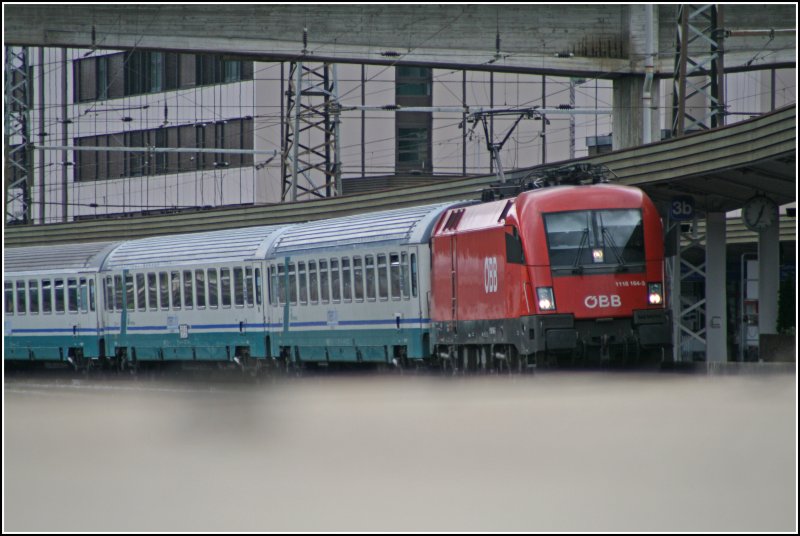 Ein versuch einer Bodenaufnahme: 1116 164 rollt mit dem EC 87  TIEPOLO , von Mnchen nach Venezia Santa Lucia, in den Bahnhof Kufstein ein. (30.06.07)