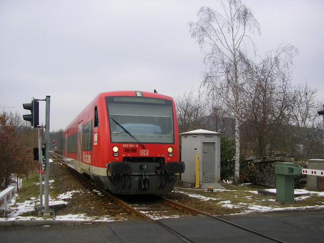 Ein Vertreter der BR 650 der DB-Tochter ZugBus als RB Pforzheim Hbf - Tbingen Hbf am Bahnbergang am Hanfackerweg in Pforzheim. Der Zug hat soeben die Brcke ber die Enz berfahren und wird in wenigen Sekunden in einem Tunnel das Wohngebiet Rodrcken unterqueren. (4.2.06)