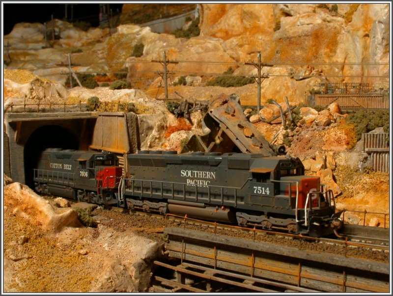 Ein verunglckter Getreidewagen rostet vor sich hin im Copper Canon, whrenddem SD 45 7514 der SP und GP 40 7606 Cotten Belt einen Gterzug aus dem Tunnel ziehen. Modelle: Spur N Kato und Atlas (23.12.2007)