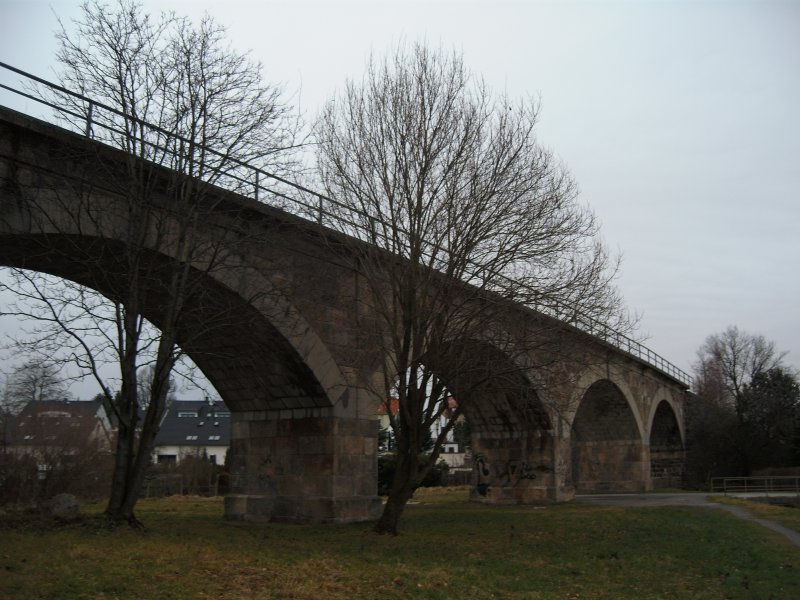 Ein Viadukt fhrte einst die Eisenbahn zwischen Neustadt (i.Sa.) und Neukirch ber die Sebnitzer Strae und das Dorfbchl