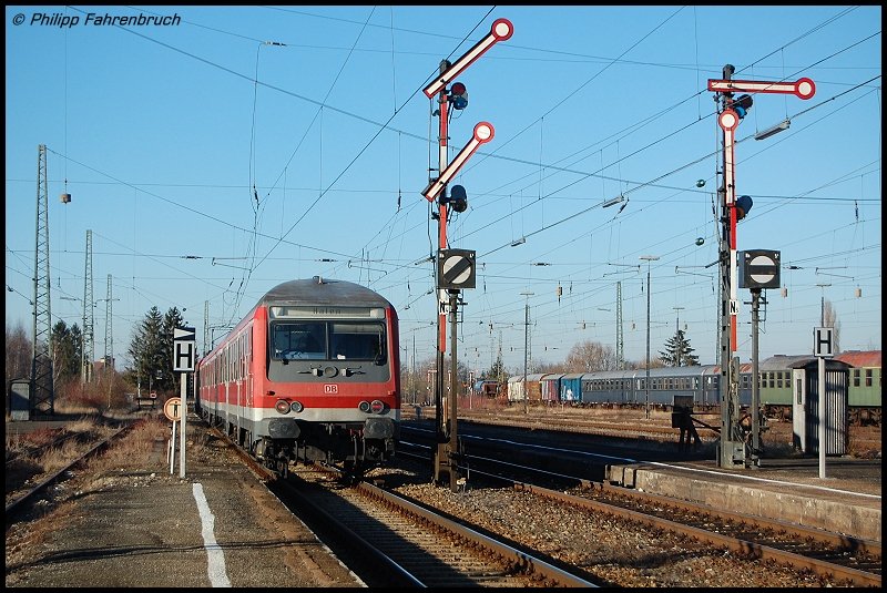 Ein viellicht etwas seltener Anblick ist, in Nrdlingen mal einen Wittenberger Steuerwagen anzutreffen, da hier sonst nur Karlsruher Steuerkpfe zwischen Donauwrth und Aalen im Einsatz sind. Hier verlsst ein solcher Wittenberger als RB 37164 nach Aalen den noch mit Formsignalen betriebenen Bahnhof von Nrdlingen an der Riesbahn (KBS 995).